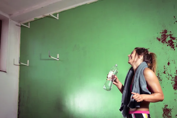 Chica beber agua después del entrenamiento — Foto de Stock