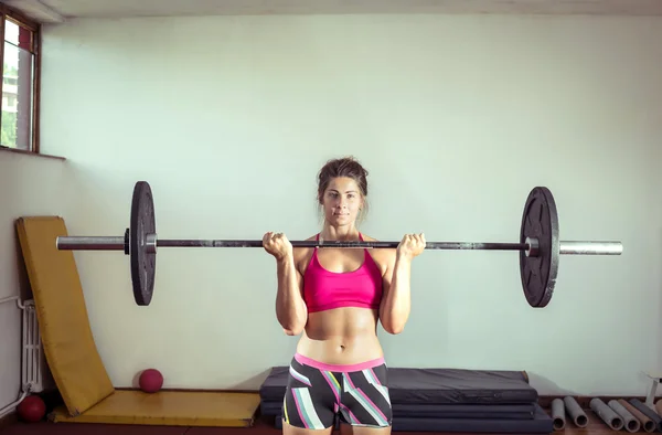 Chica haciendo levantamiento de pesas — Foto de Stock