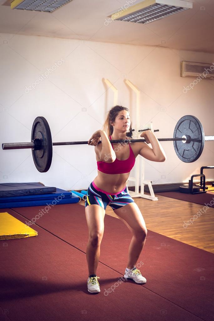 topless-girls-weightlifting