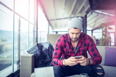 Kentsel adam Smartphone'da yazarak