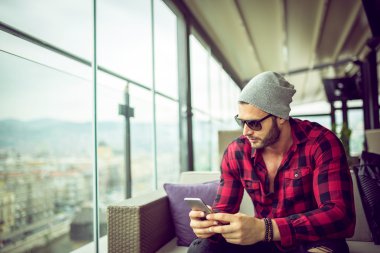 Kentsel adam Smartphone'da yazarak