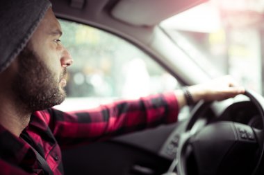 yakışıklı adam sürüş araba