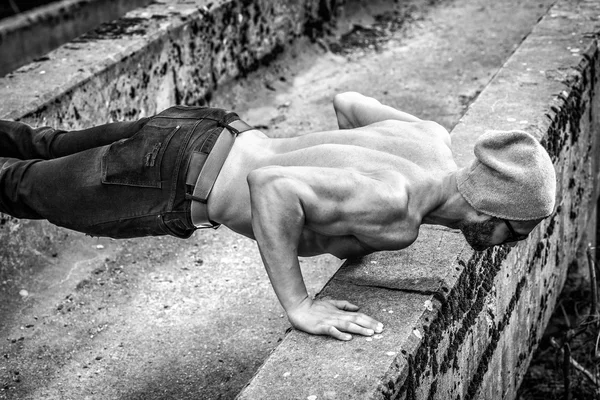 Slim fit man doing outdoor push ups — Stock Photo, Image