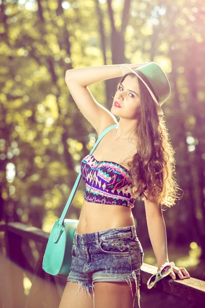 Mode adolescent fille avec chapeau et sac à main — Photo