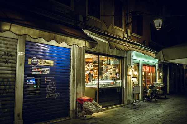 Lagra fönsterglas genom natten, Venedig, Italien — Stockfoto