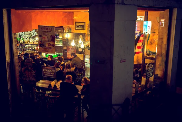 마시는 사람들이 베니스, 이탈리아에서에 바 — 스톡 사진