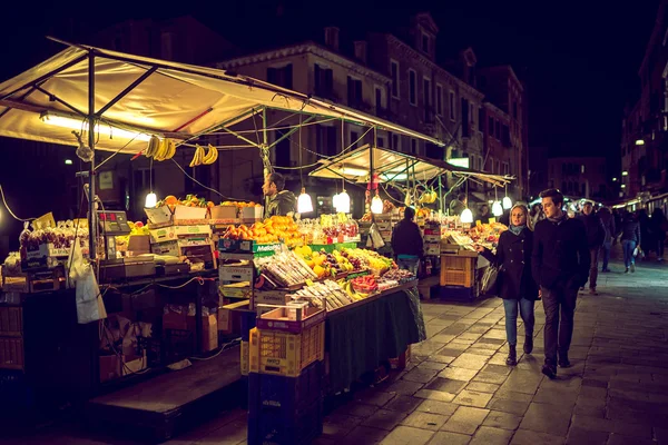 Calle fruta Venecia vendedor por la noche — Foto de Stock