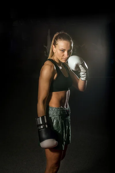 Boxning girl porträtt — Stockfoto