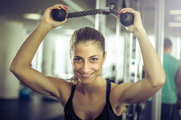 Chica haciendo extensión de cuerda — Foto de Stock