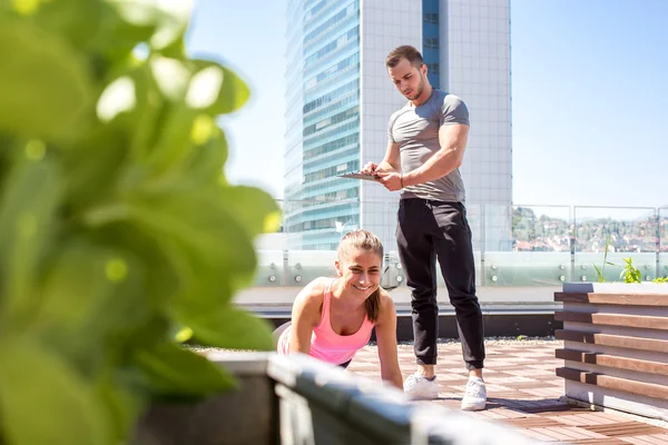 Push ups al aire libre con apoyo entrenador personal — Foto de Stock