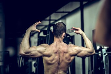 Spor salonunda gösterilen adam