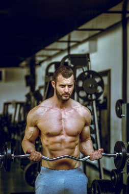 Ağırlık kaldırma yapan erkek