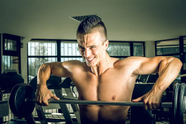 Uomo che fa sollevamento in palestra — Foto Stock