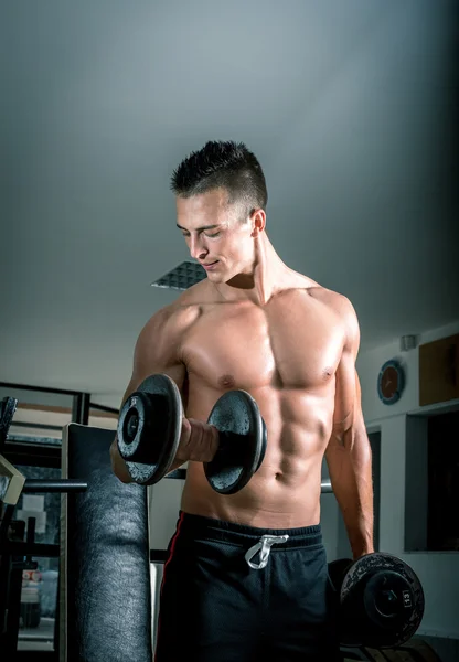 Homme faisant des boucles biceps — Photo