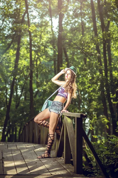 Moda adolescente chica con sombrero y bolso —  Fotos de Stock