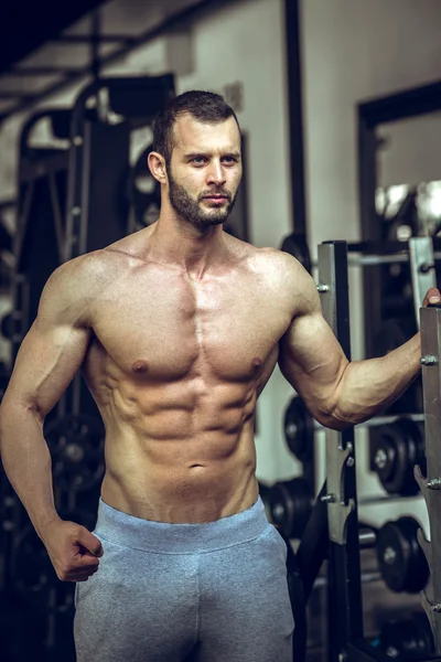 Homem mostrando abdominais no ginásio — Fotografia de Stock
