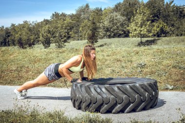 Lastik ile eğitim spor kadın.