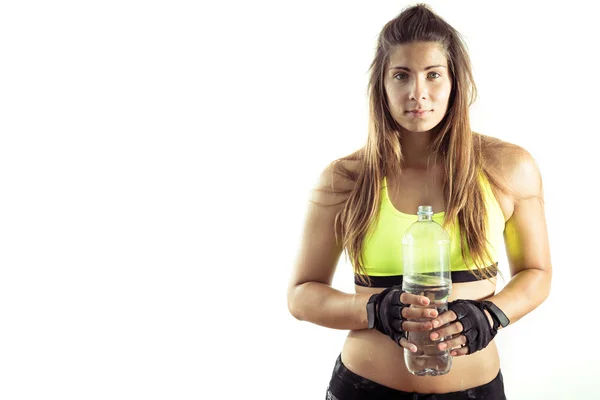 Mädchen hält Flasche Wasser in der Hand — Stockfoto