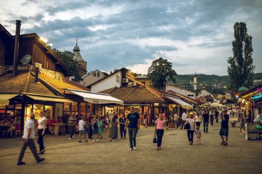 Turist ve yerliler Saraybosna'da