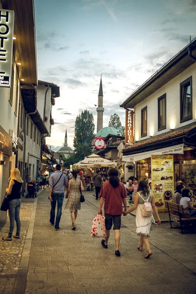 Turistas y locales en Sarajevo — Foto de Stock