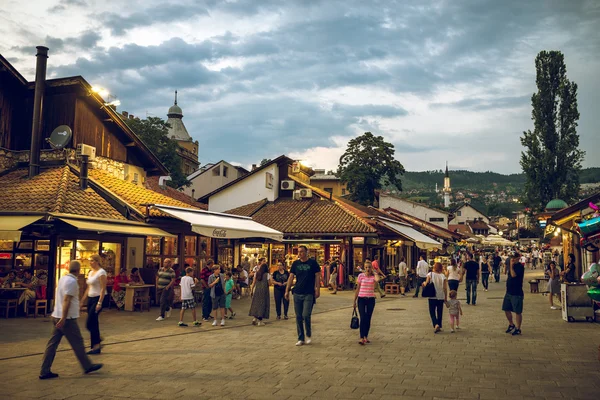 Turister och lokalbefolkningen i Sarajevo — Stockfoto