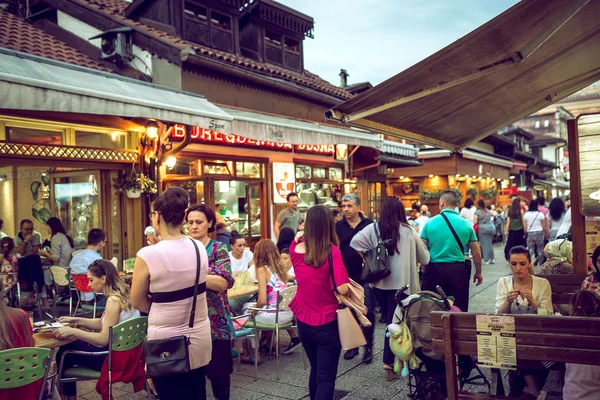 Turister och lokalbefolkningen i Sarajevo — Stockfoto