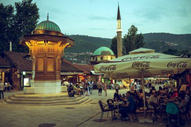 Turist ve yerliler Saraybosna'da