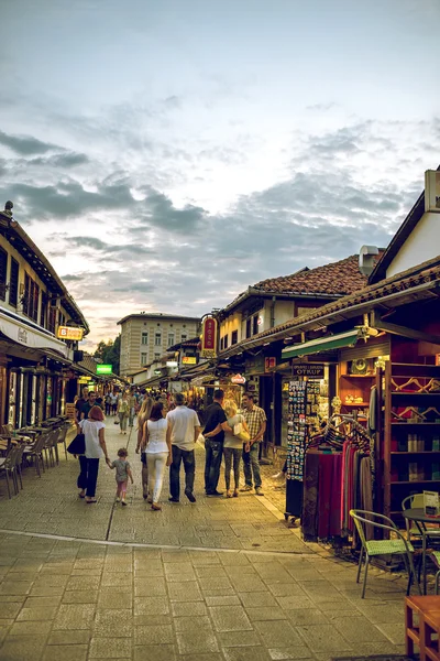 Turistas y locales en Sarajevo — Foto de Stock