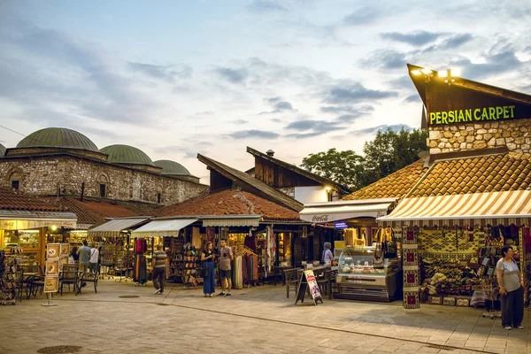 Turistas y locales en Sarajevo — Foto de Stock