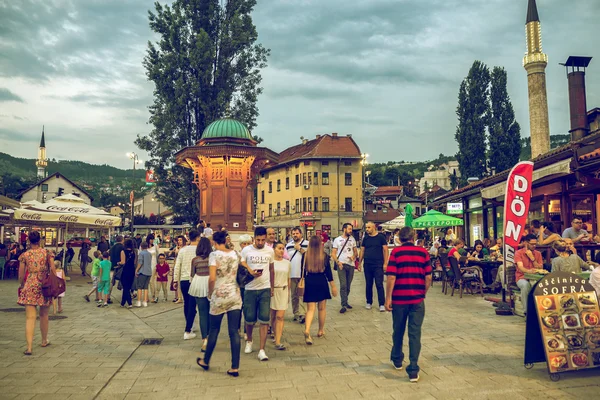Turistické a místní obyvatelé v Sarajevu — Stock fotografie
