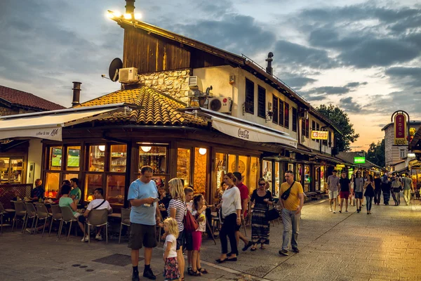 Turister och lokalbefolkningen i Sarajevo — Stockfoto