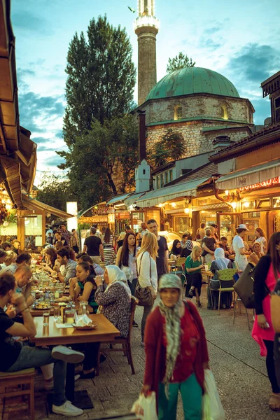 Iftar cena en Sarajevo, Bosnia — Foto de Stock