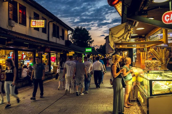 Turistas y locales en Sarajevo — Foto de Stock