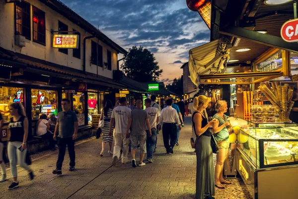 Turist ve yerliler Saraybosna'da
