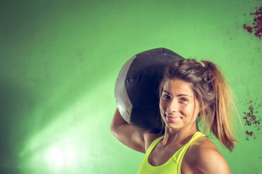 Sağlık topu ile kız