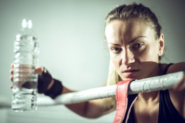 Boksör kız içme suyu