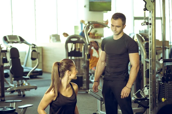 Personal trainer talks to his client. — Stock Photo, Image