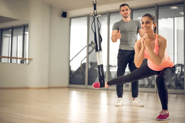 Schorsing oefening met personal trainer. — Stockfoto