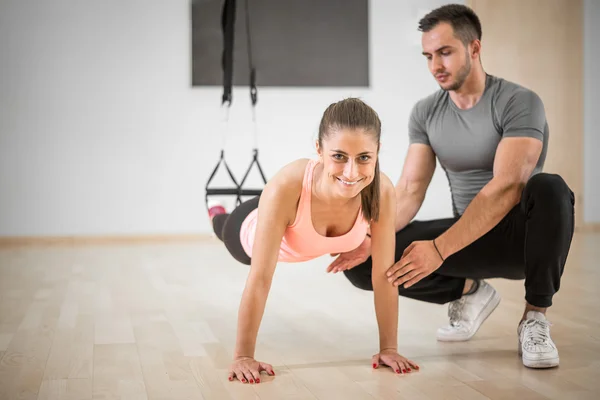 Suspendierungsübung mit Personal Trainer. — Stockfoto