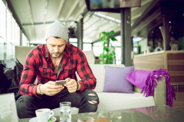 Kentsel adam Smartphone'da yazarak