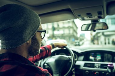 yakışıklı adam sürüş araba