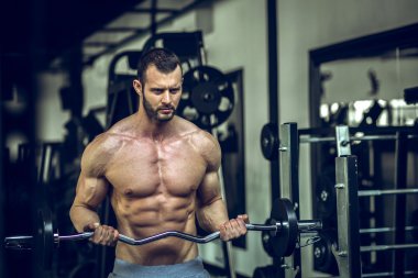 Ağırlık kaldırma yapan erkek