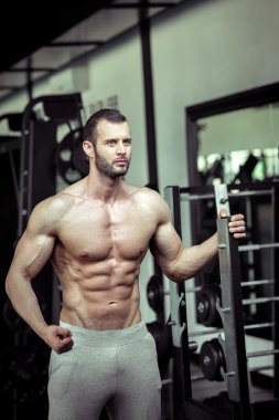 Adam gösteren abs spor salonunda
