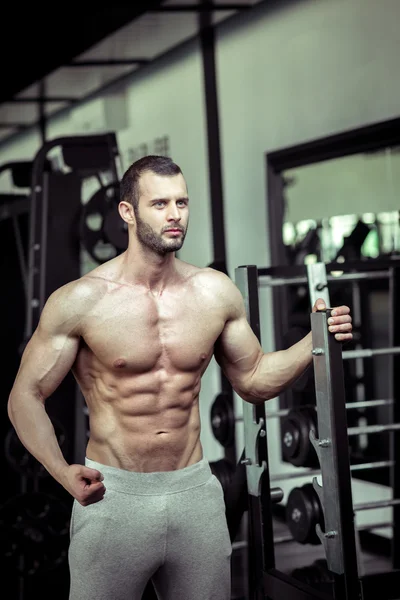 Adam gösteren abs spor salonunda
