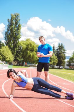 Kadın tarafı tahta exercsie ile kişisel Koç.