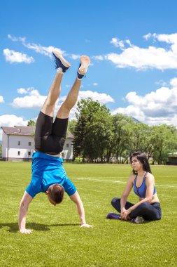 adam ayakta eller üzerinde