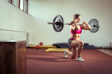 Halter yapıyor kız