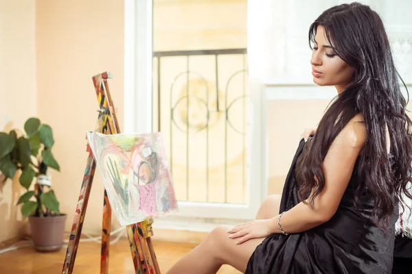 Sexy chica pintura sobre lienzo — Foto de Stock