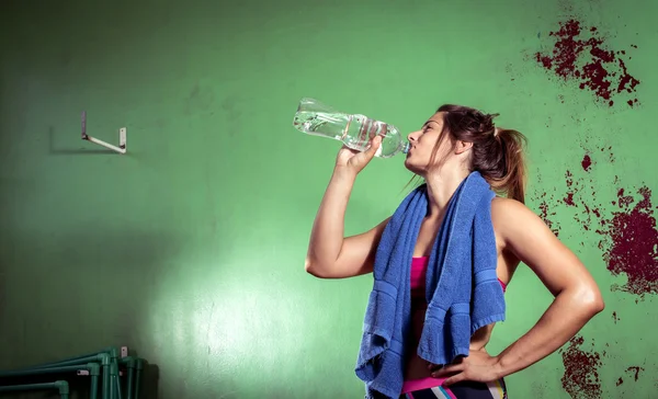 Menina água potável após o treinamento — Fotografia de Stock