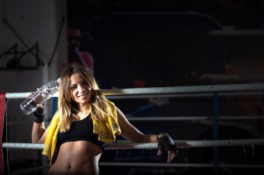 Boksör kız içme suyu